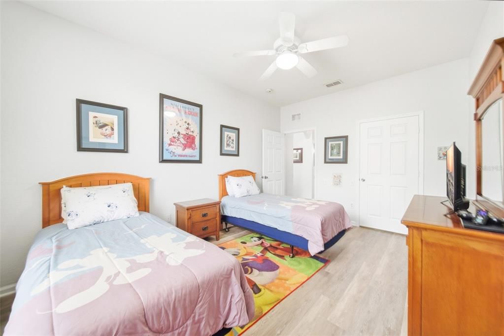 For Sale: $273,000 (2 beds, 2 baths, 1081 Square Feet)