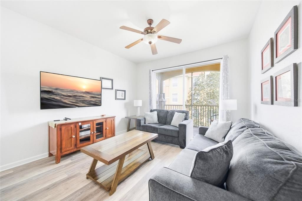 For Sale: $273,000 (2 beds, 2 baths, 1081 Square Feet)