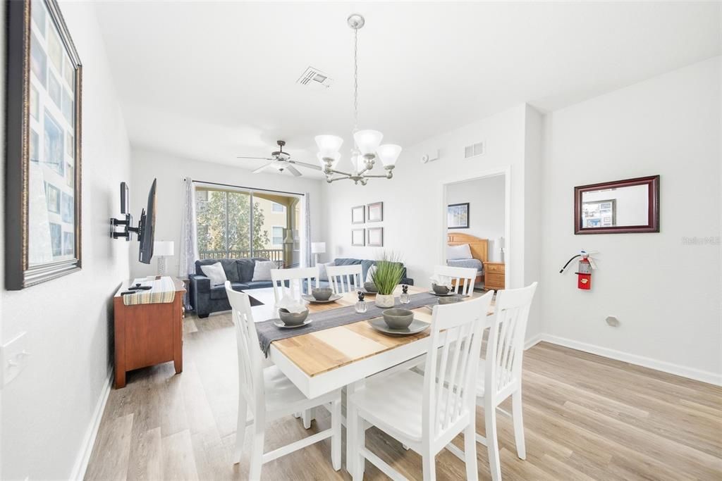 For Sale: $273,000 (2 beds, 2 baths, 1081 Square Feet)