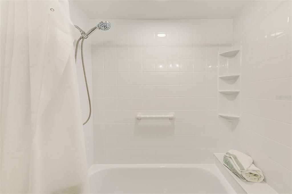 Activo con contrato: $135,000 (2 camas, 1 baños, 825 Pies cuadrados)