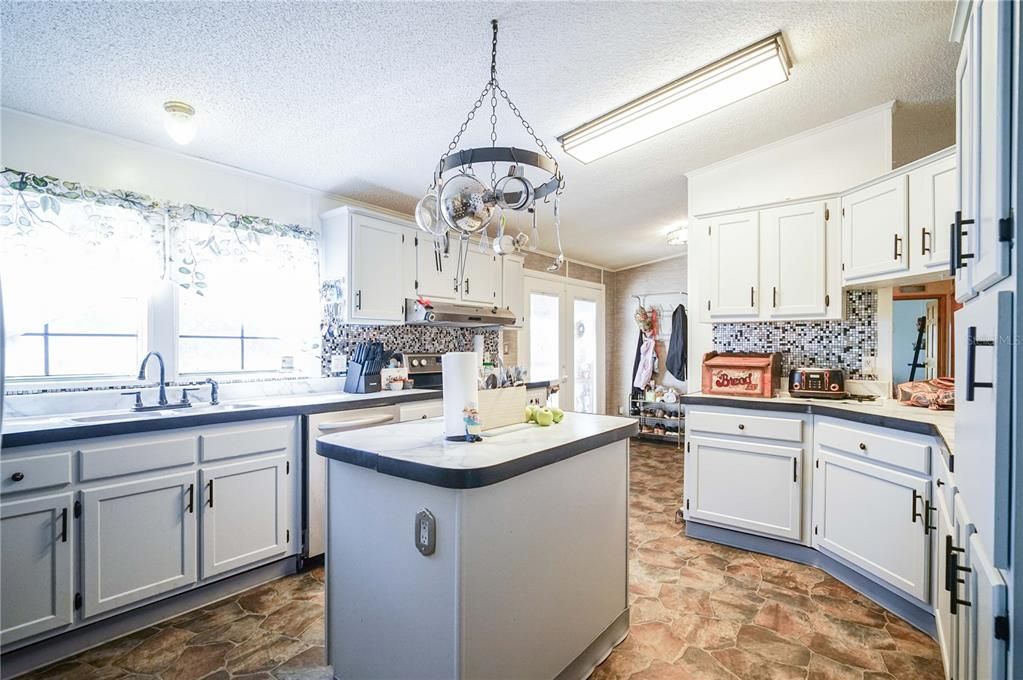 For Sale: $979,900 (4 beds, 2 baths, 2052 Square Feet)