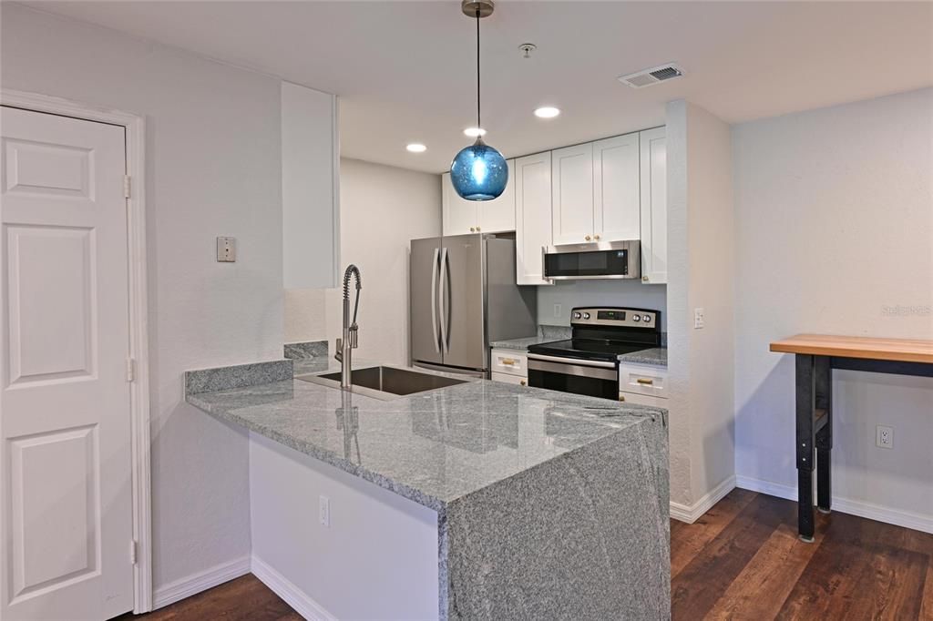 На продажу: $199,900 (1 спален, 1 ванн, 732 Квадратных фут)