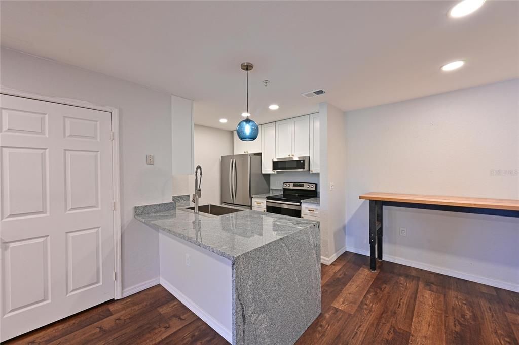 На продажу: $199,900 (1 спален, 1 ванн, 732 Квадратных фут)