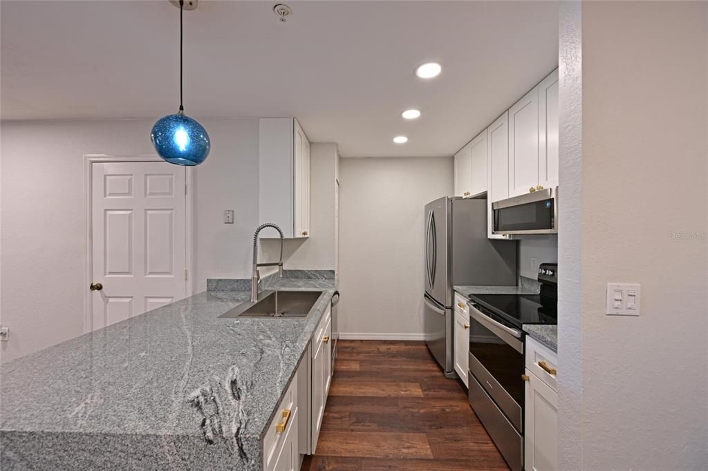 На продажу: $199,900 (1 спален, 1 ванн, 732 Квадратных фут)