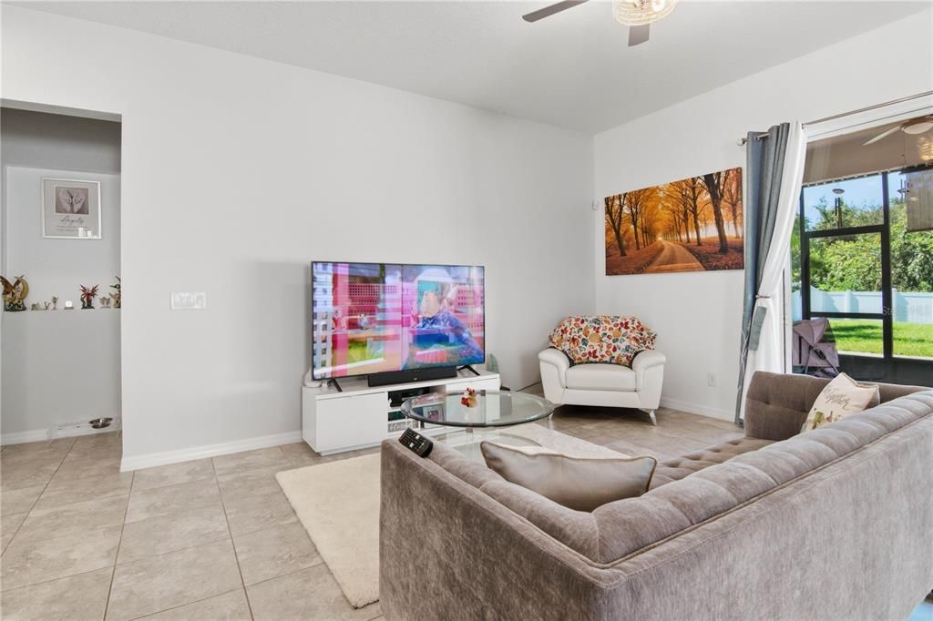 En Venta: $432,500 (3 camas, 2 baños, 2061 Pies cuadrados)