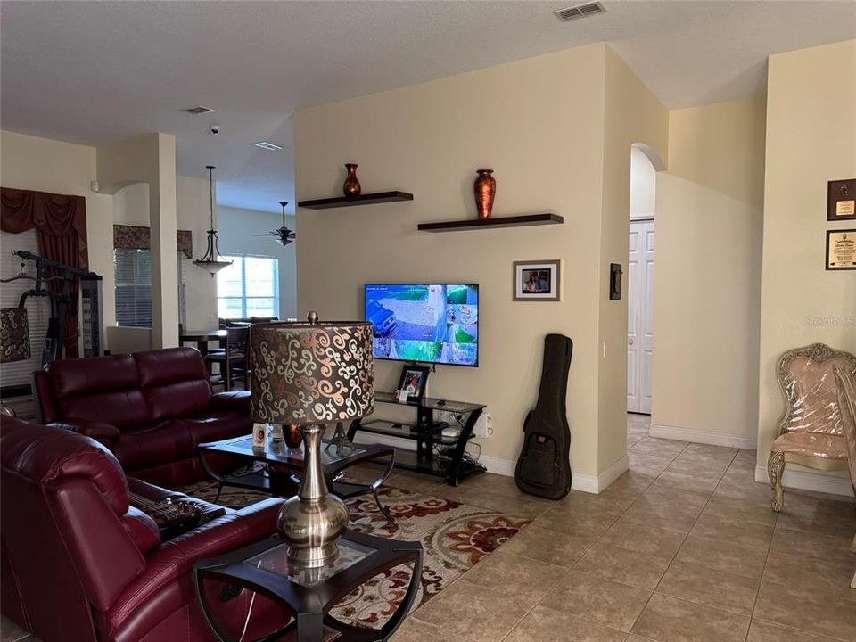 待售: $430,000 (3 贝兹, 2 浴室, 2530 平方英尺)