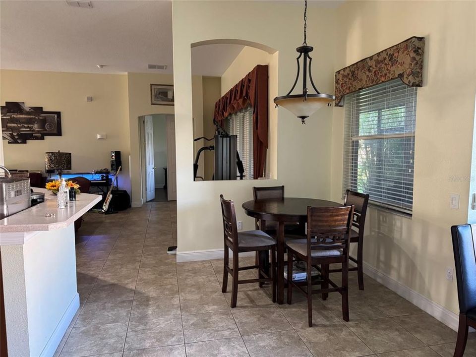 待售: $430,000 (3 贝兹, 2 浴室, 2530 平方英尺)