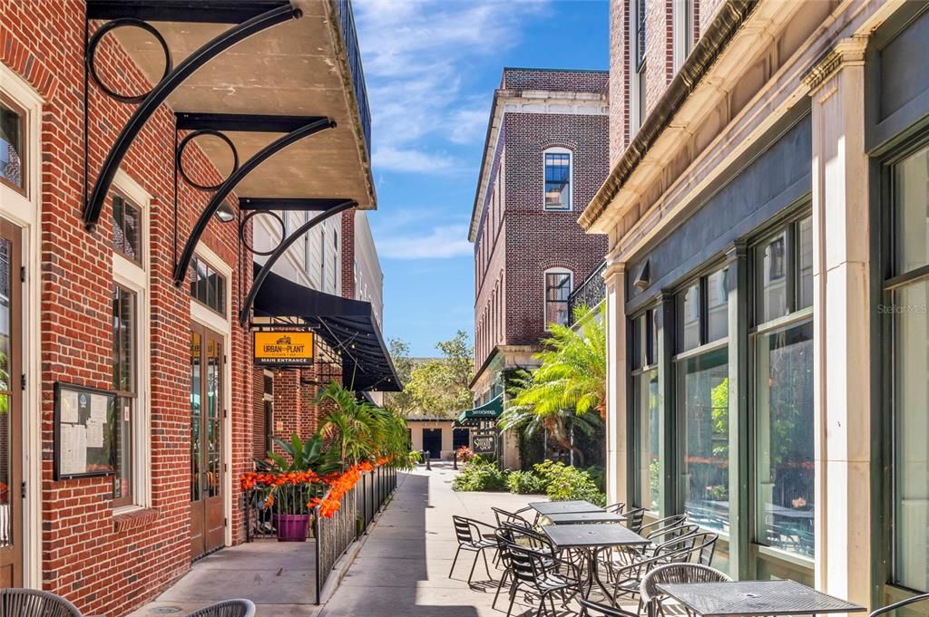 合同活跃: $579,900 (3 贝兹, 2 浴室, 1910 平方英尺)