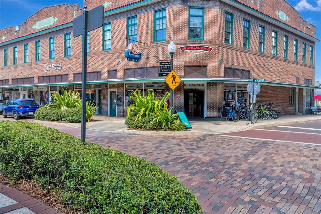 合同活跃: $579,900 (3 贝兹, 2 浴室, 1910 平方英尺)