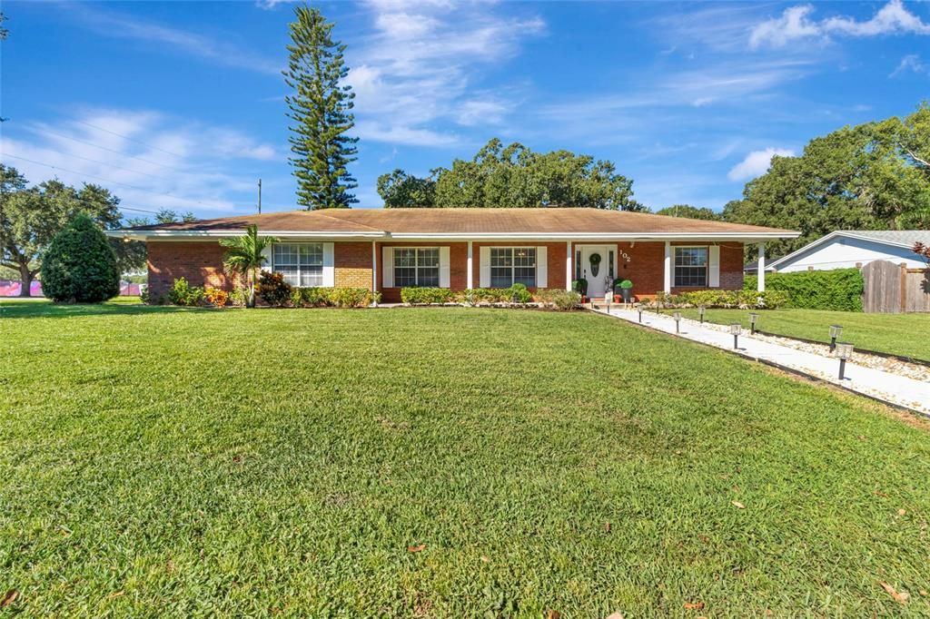 合同活跃: $579,900 (3 贝兹, 2 浴室, 1910 平方英尺)