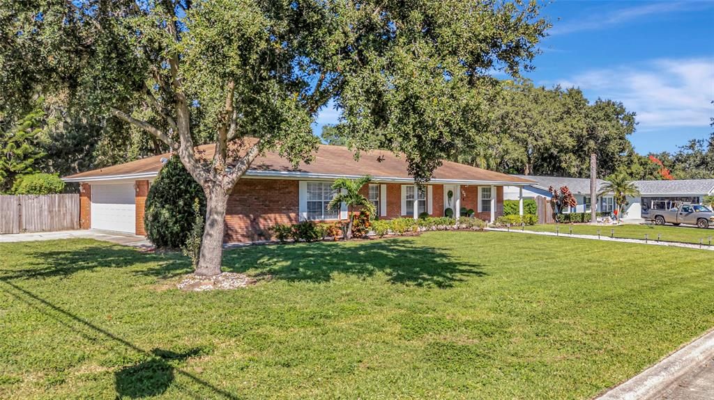 合同活跃: $579,900 (3 贝兹, 2 浴室, 1910 平方英尺)