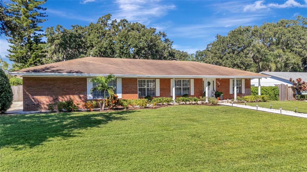 合同活跃: $579,900 (3 贝兹, 2 浴室, 1910 平方英尺)