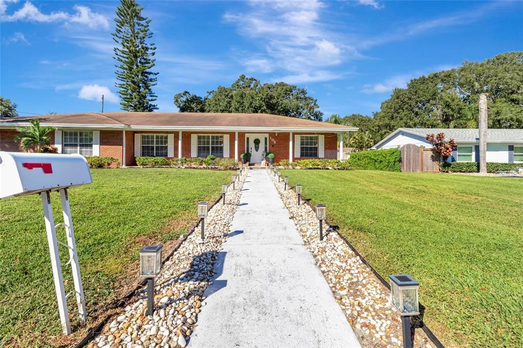 合同活跃: $579,900 (3 贝兹, 2 浴室, 1910 平方英尺)