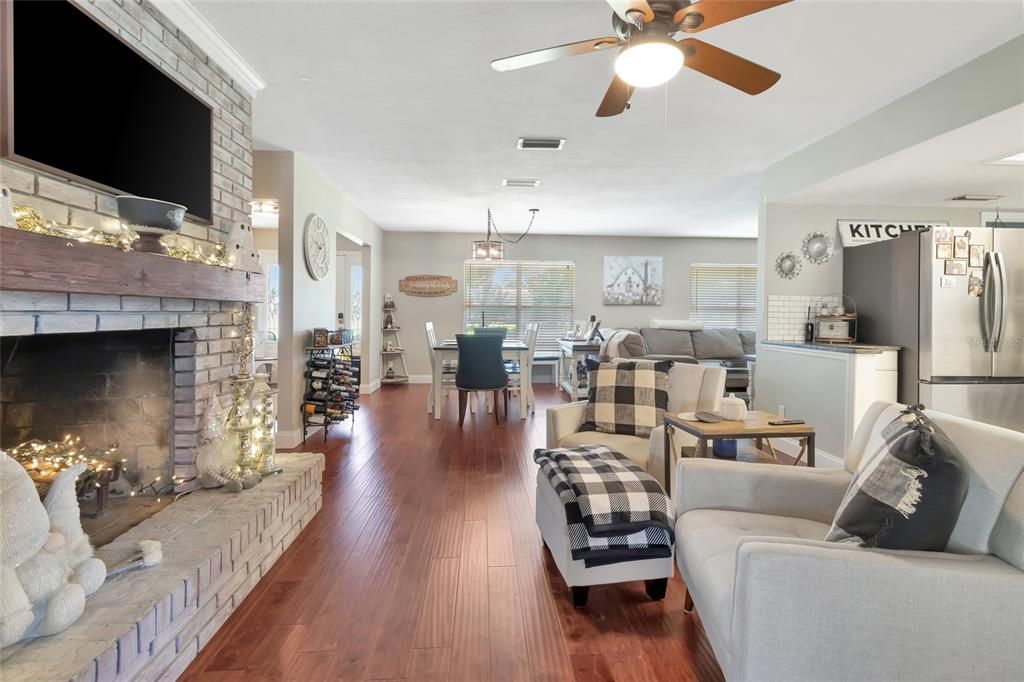 合同活跃: $579,900 (3 贝兹, 2 浴室, 1910 平方英尺)