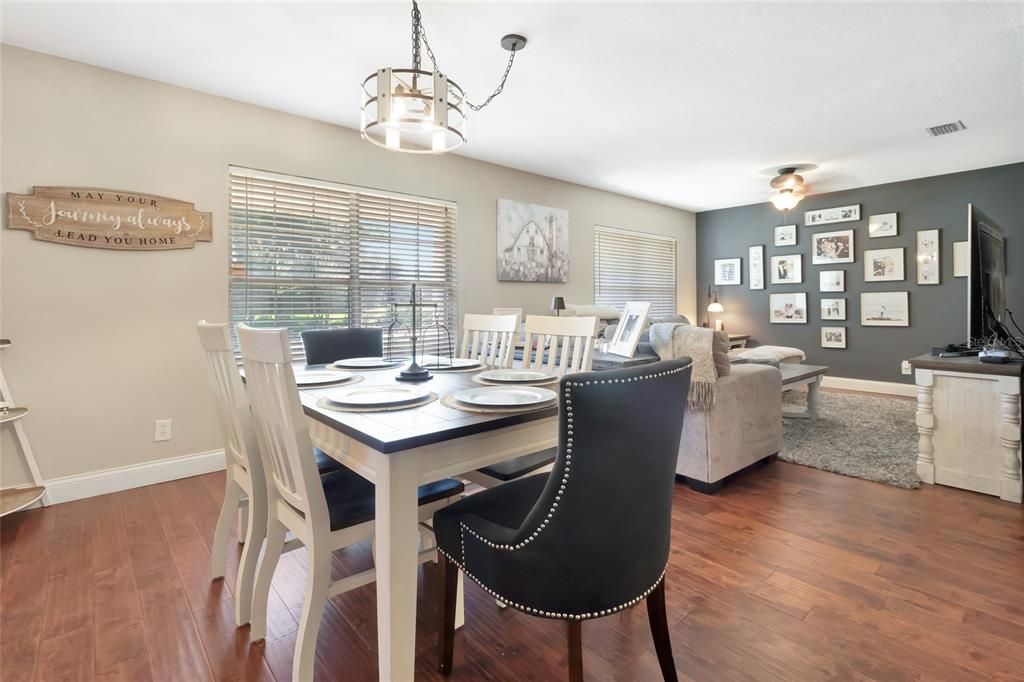 合同活跃: $579,900 (3 贝兹, 2 浴室, 1910 平方英尺)