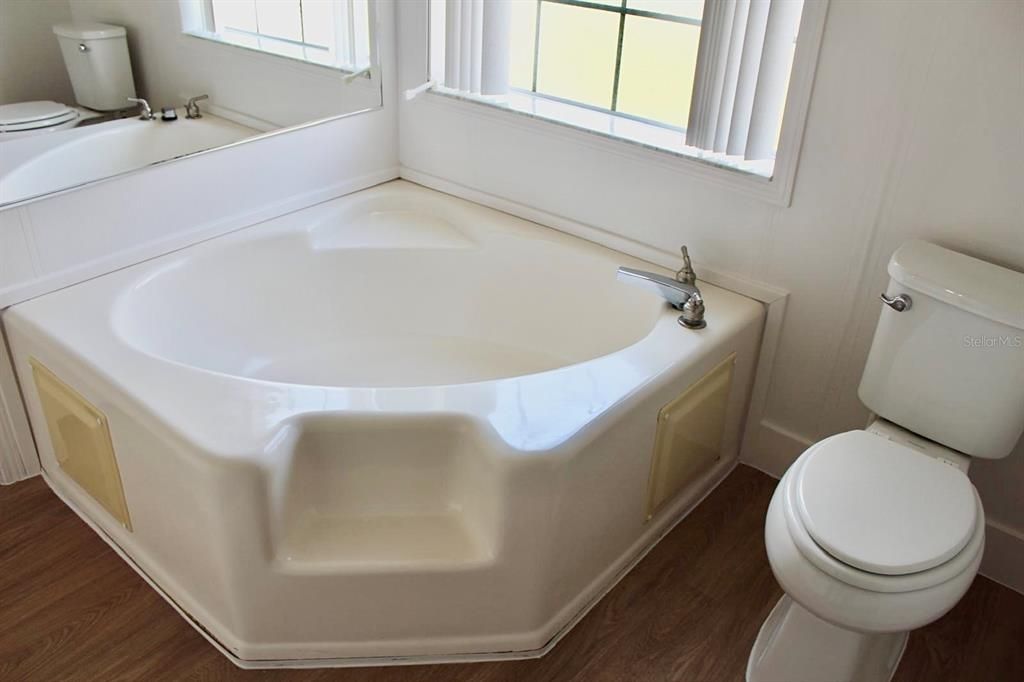 For Sale: $209,500 (3 beds, 2 baths, 1664 Square Feet)