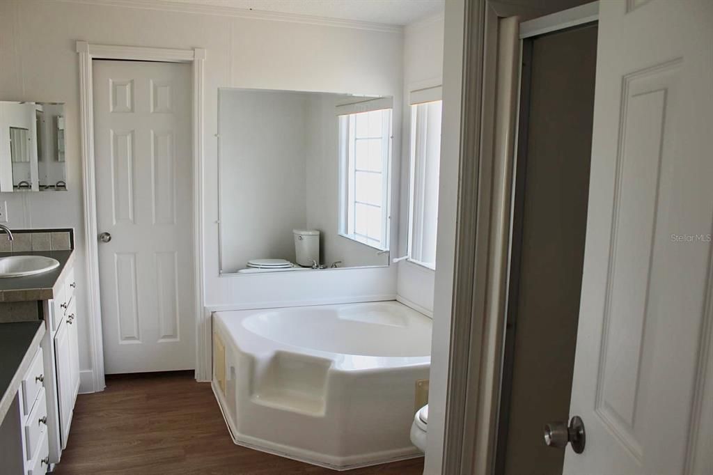 For Sale: $209,500 (3 beds, 2 baths, 1664 Square Feet)