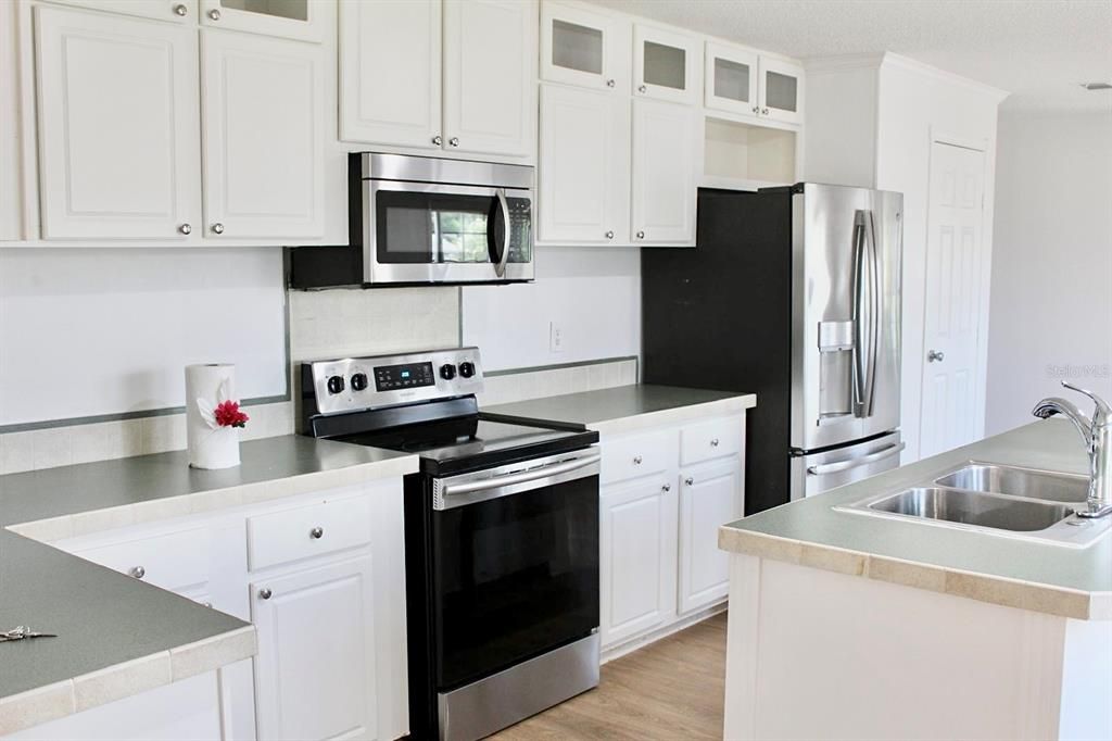 For Sale: $209,500 (3 beds, 2 baths, 1664 Square Feet)