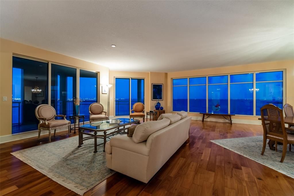 合同活跃: $2,750,000 (3 贝兹, 3 浴室, 3316 平方英尺)