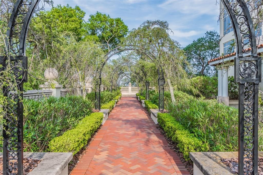 合同活跃: $2,750,000 (3 贝兹, 3 浴室, 3316 平方英尺)