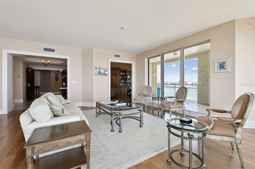 合同活跃: $2,750,000 (3 贝兹, 3 浴室, 3316 平方英尺)