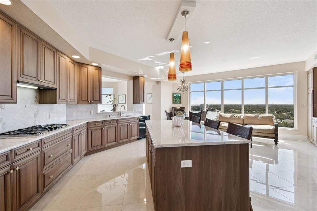 合同活跃: $2,750,000 (3 贝兹, 3 浴室, 3316 平方英尺)