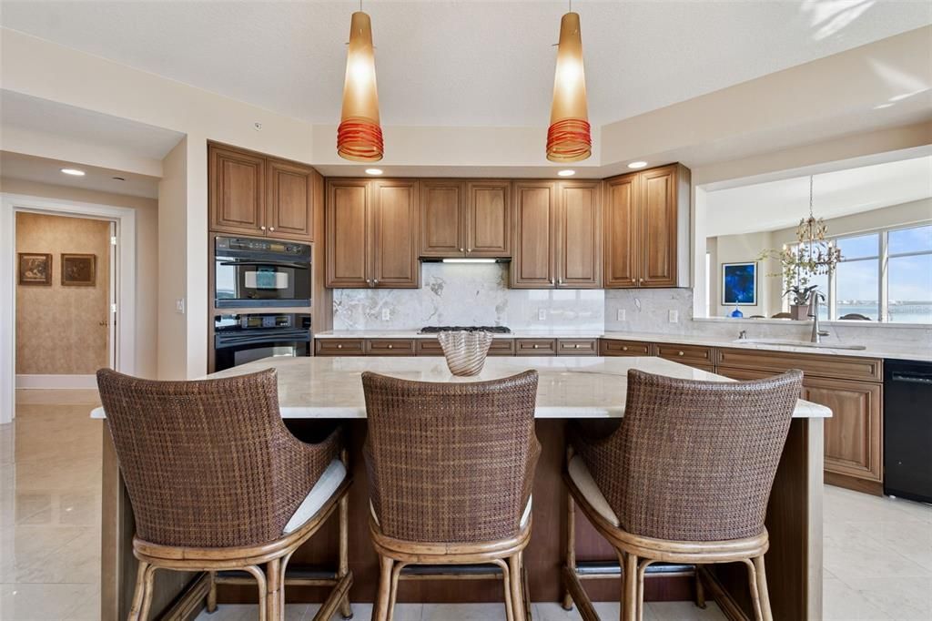 合同活跃: $2,750,000 (3 贝兹, 3 浴室, 3316 平方英尺)