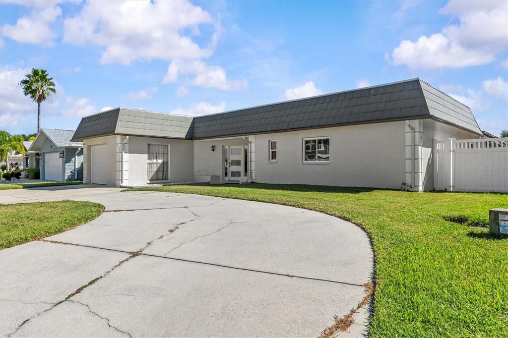 For Sale: $839,000 (4 beds, 3 baths, 1951 Square Feet)