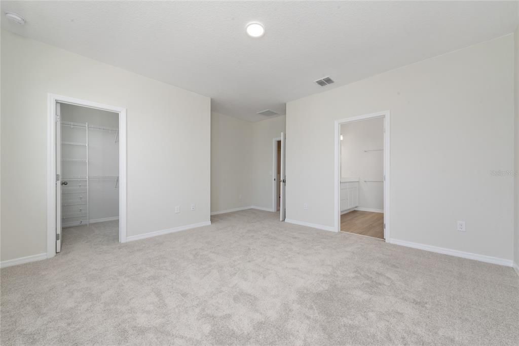 Activo con contrato: $2,700 (3 camas, 2 baños, 1715 Pies cuadrados)