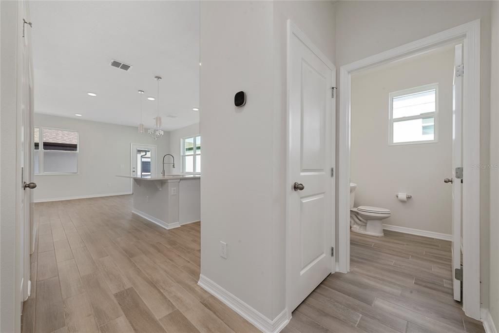 Activo con contrato: $2,700 (3 camas, 2 baños, 1715 Pies cuadrados)