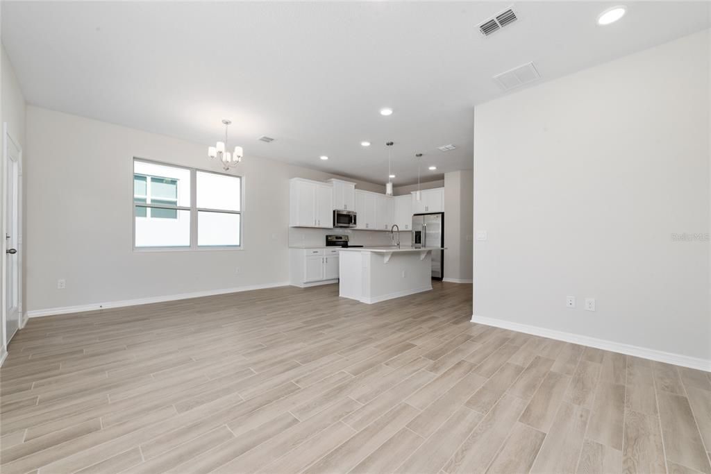 Activo con contrato: $2,700 (3 camas, 2 baños, 1715 Pies cuadrados)