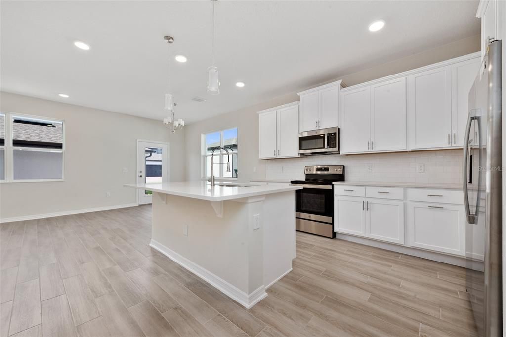 Activo con contrato: $2,700 (3 camas, 2 baños, 1715 Pies cuadrados)