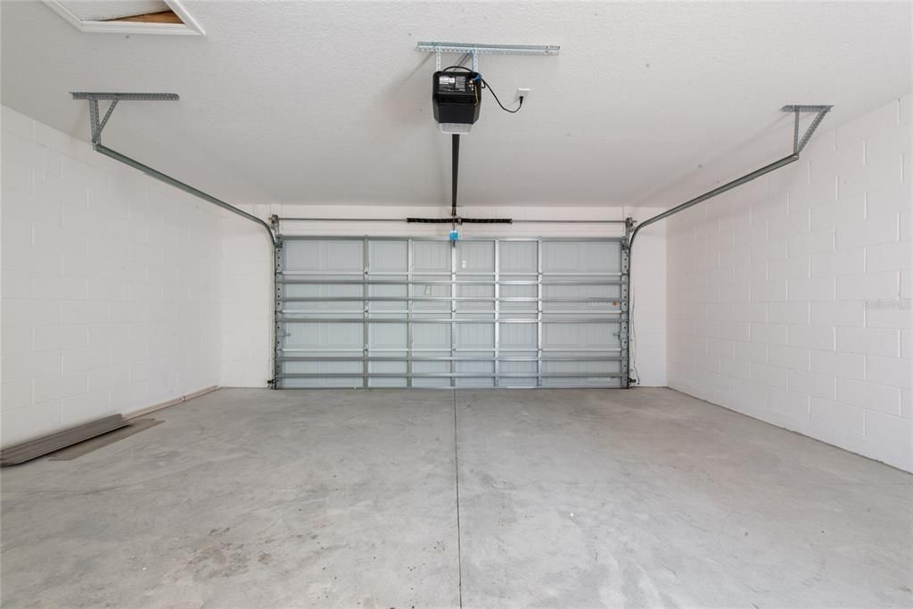 Activo con contrato: $2,700 (3 camas, 2 baños, 1715 Pies cuadrados)