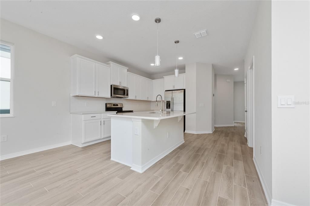 Activo con contrato: $2,700 (3 camas, 2 baños, 1715 Pies cuadrados)