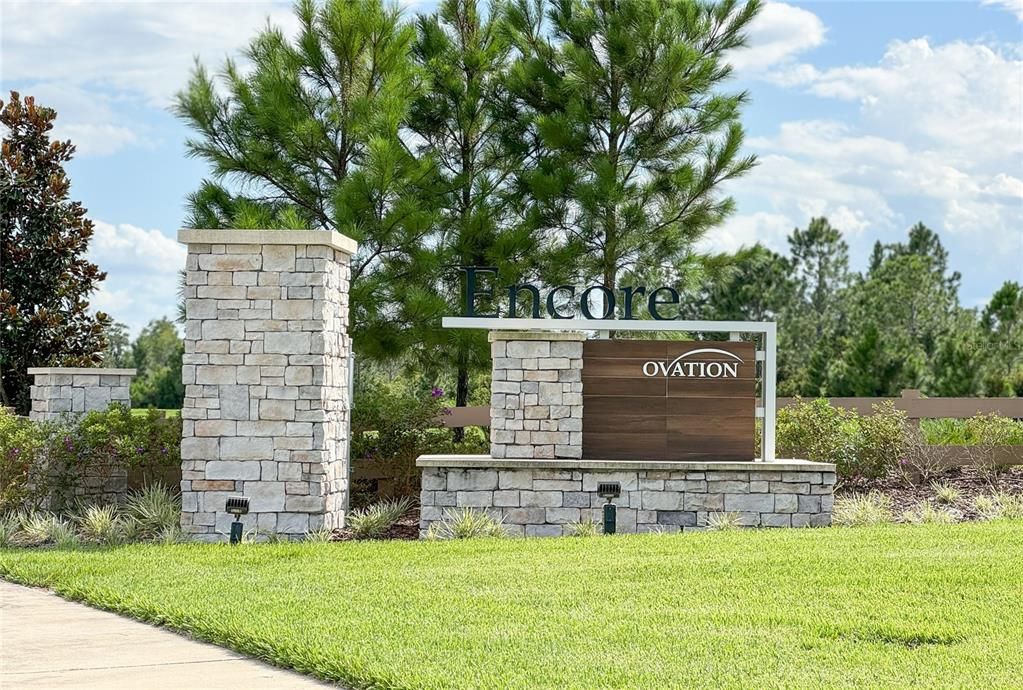 Activo con contrato: $2,700 (3 camas, 2 baños, 1715 Pies cuadrados)