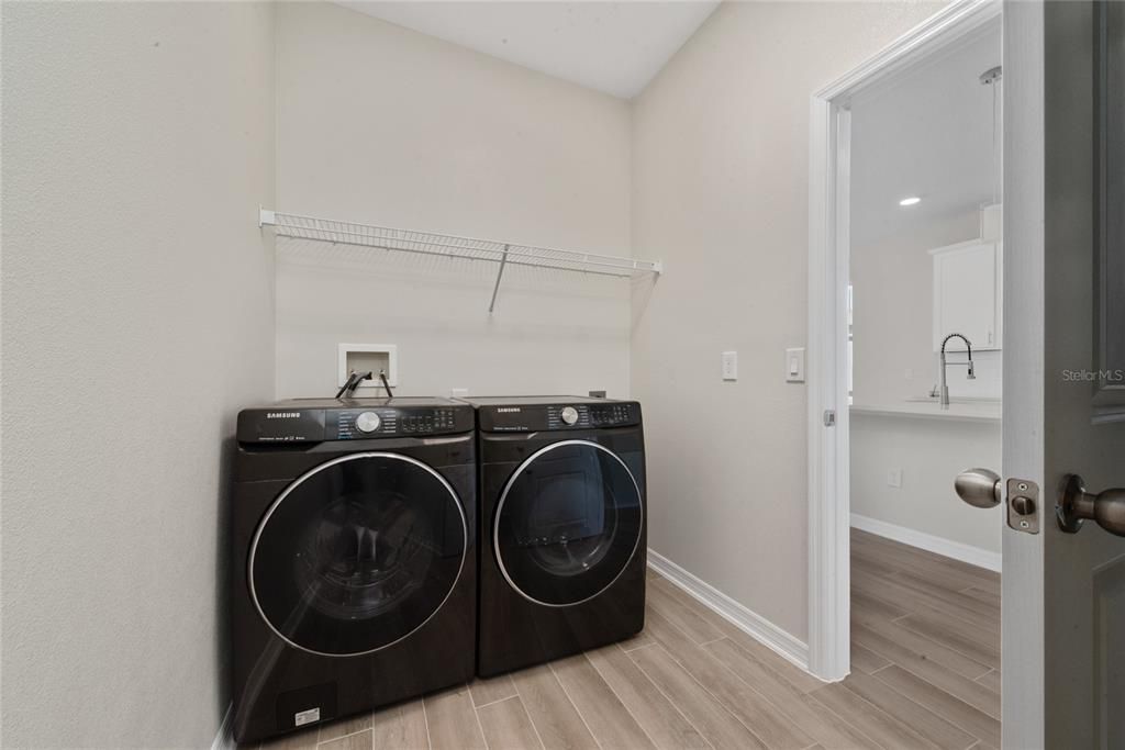 Activo con contrato: $2,700 (3 camas, 2 baños, 1715 Pies cuadrados)