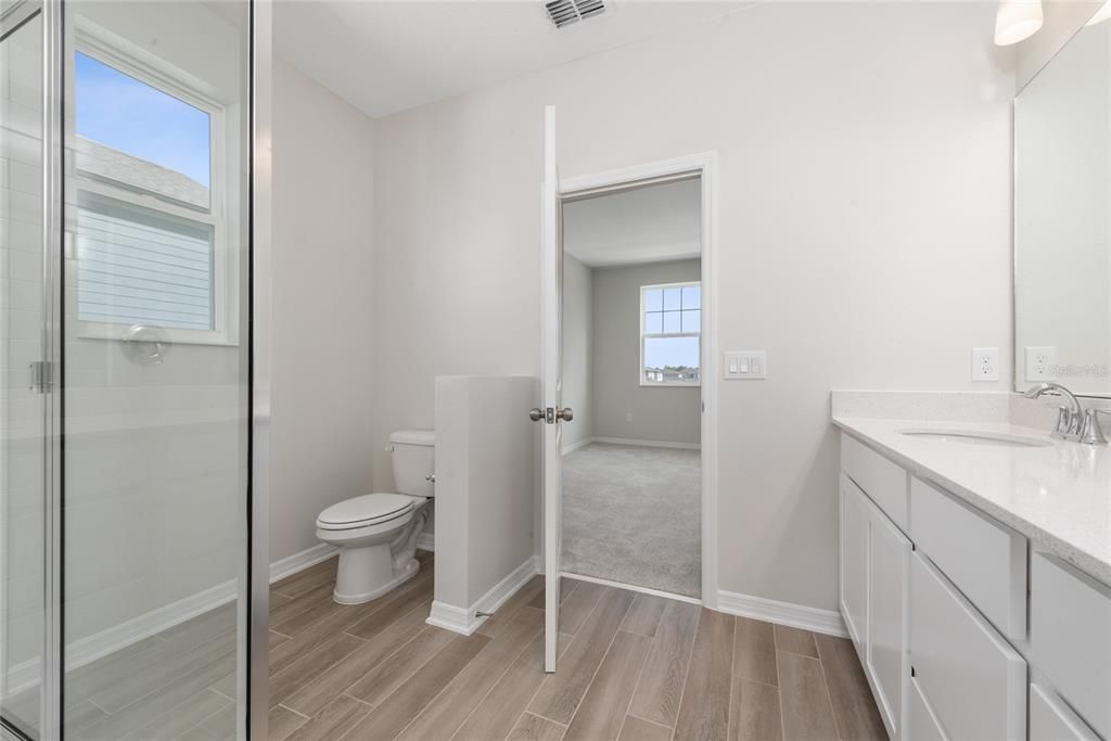 Activo con contrato: $2,700 (3 camas, 2 baños, 1715 Pies cuadrados)