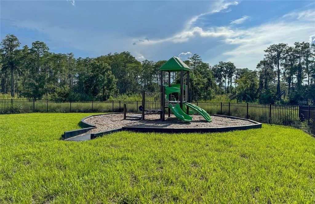 Activo con contrato: $2,700 (3 camas, 2 baños, 1715 Pies cuadrados)