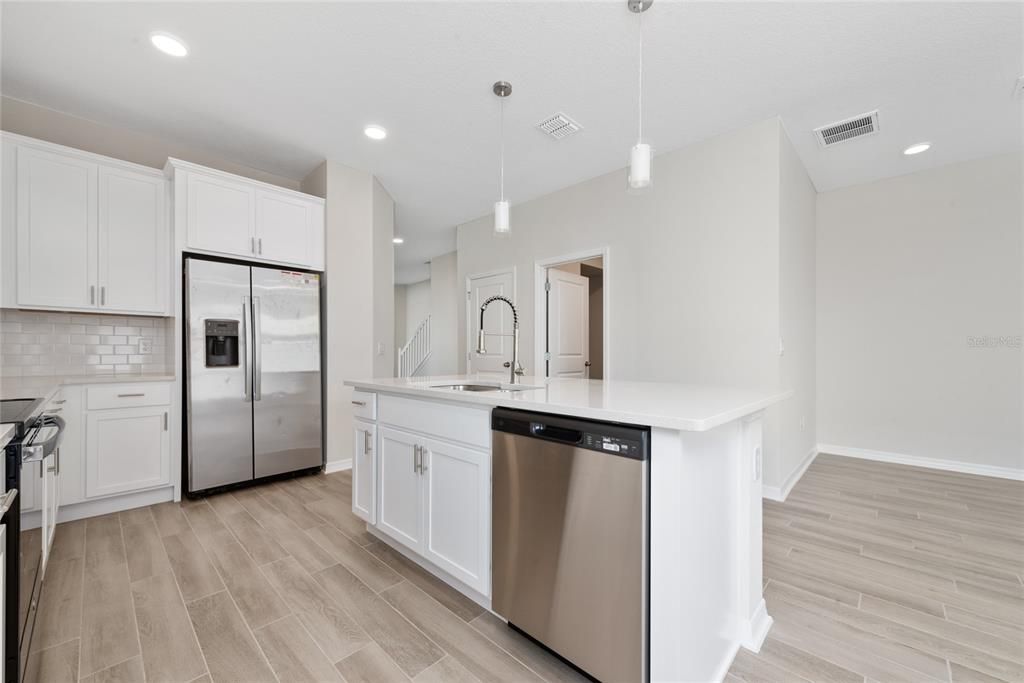 Activo con contrato: $2,700 (3 camas, 2 baños, 1715 Pies cuadrados)