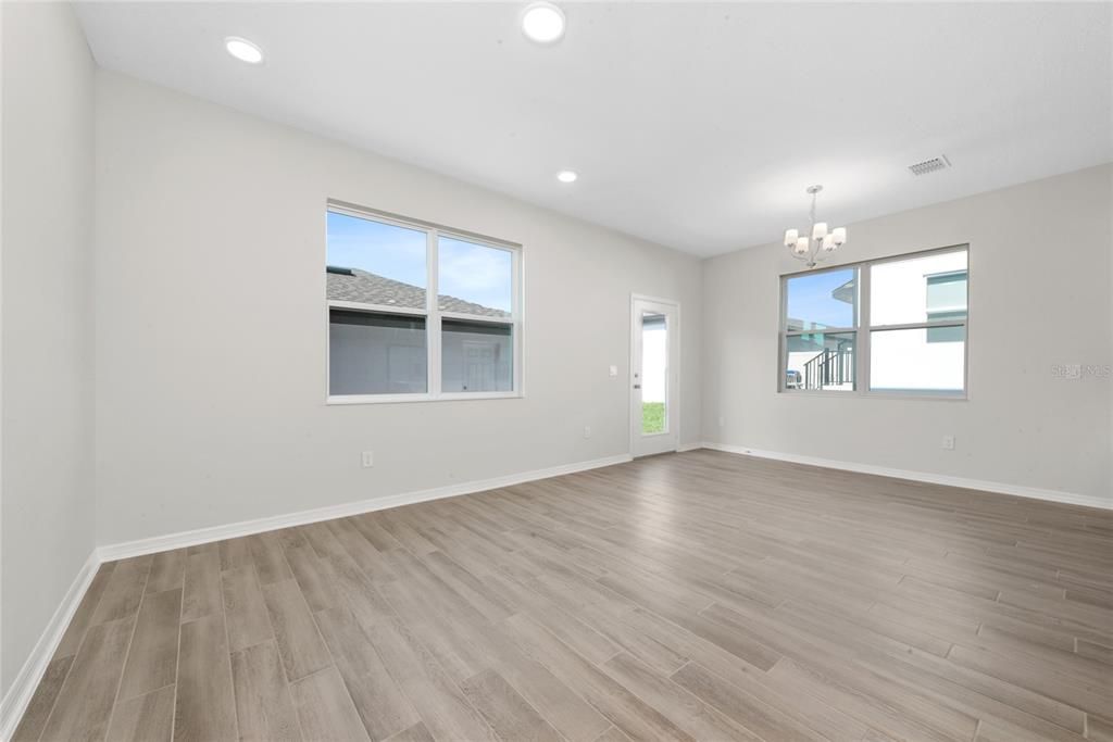 Activo con contrato: $2,700 (3 camas, 2 baños, 1715 Pies cuadrados)