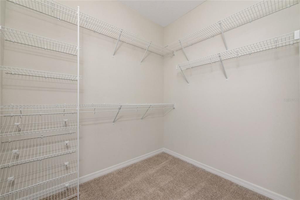 Activo con contrato: $2,700 (3 camas, 2 baños, 1715 Pies cuadrados)