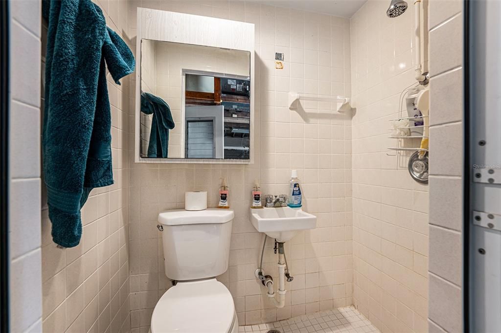 合同活跃: $228,000 (2 贝兹, 2 浴室, 882 平方英尺)