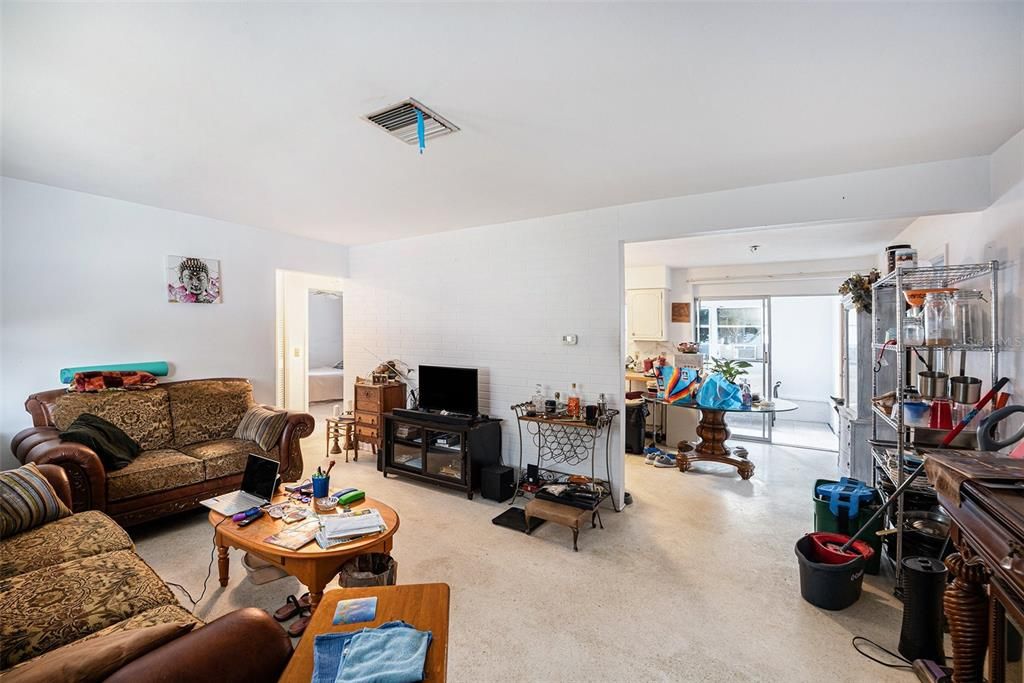 合同活跃: $228,000 (2 贝兹, 2 浴室, 882 平方英尺)