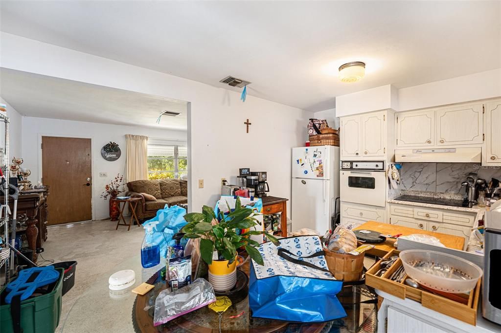 合同活跃: $228,000 (2 贝兹, 2 浴室, 882 平方英尺)