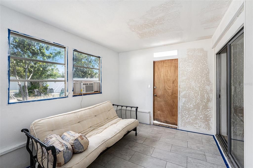 合同活跃: $228,000 (2 贝兹, 2 浴室, 882 平方英尺)