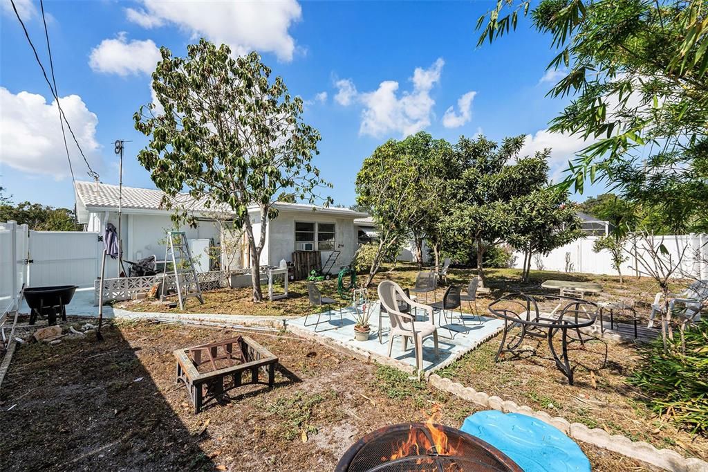 合同活跃: $228,000 (2 贝兹, 2 浴室, 882 平方英尺)