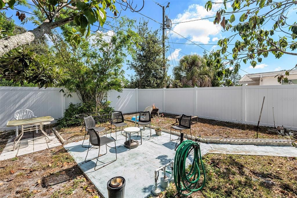 合同活跃: $228,000 (2 贝兹, 2 浴室, 882 平方英尺)