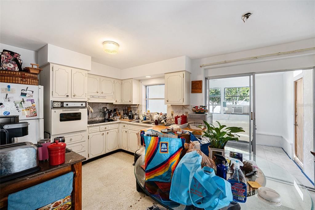 合同活跃: $228,000 (2 贝兹, 2 浴室, 882 平方英尺)