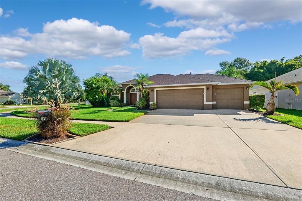 Active With Contract: $564,900 (3 beds, 3 baths, 2153 Square Feet)