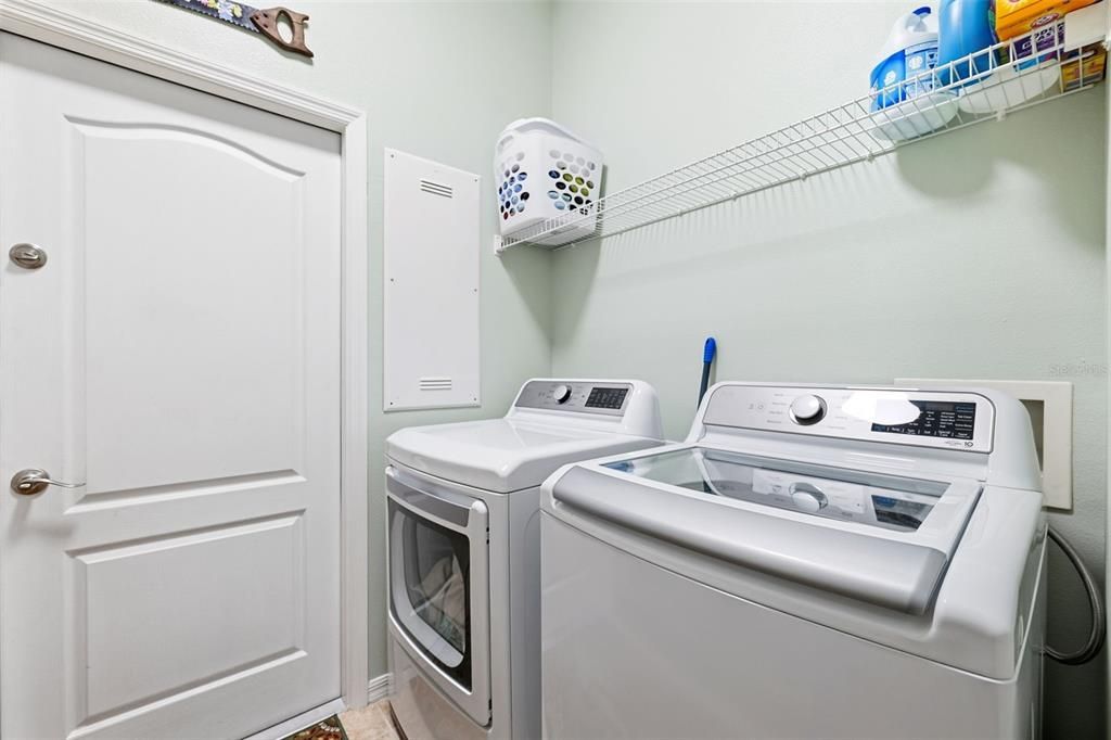 Active With Contract: $564,900 (3 beds, 3 baths, 2153 Square Feet)